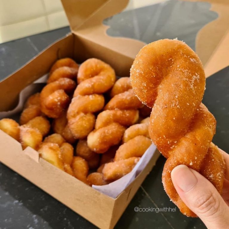 Empuk Lembutnya Twisted Donat A La Korea Wangi Dengan Taburan Kayu