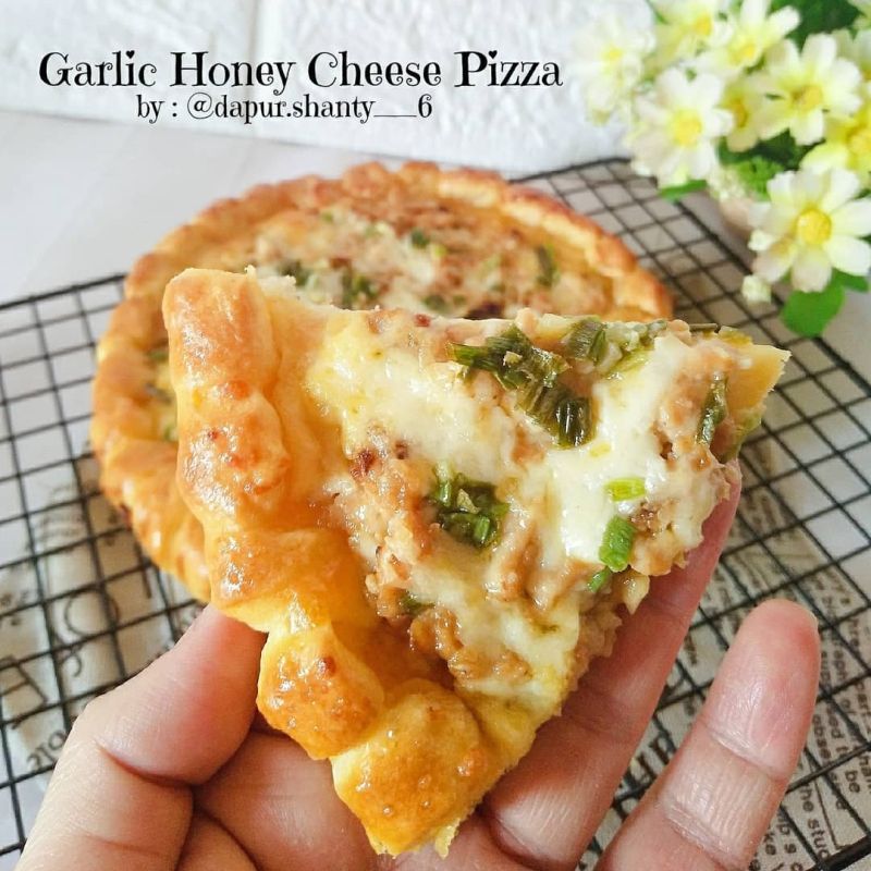 garlic-honey-cheese-pizza